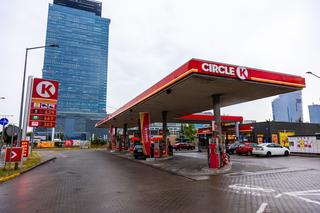Circle K podbija promocję na paliwo. Zatankujemy w wakacje 2023 taniej i dostaniemy pieniądze na paliwo