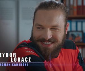 Nowa czołówka Na sygnale od 733 odcinka. Romek Kamiński (Izydor Łobacz)