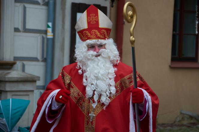 Setki Mikołajów w centrum miasta. Orszak św. Mikołaja w Lublinie