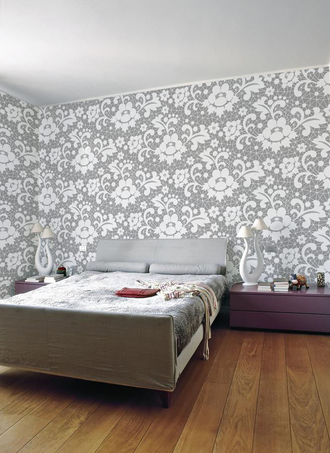 Koronkowa dekoracja ściany w sypialni