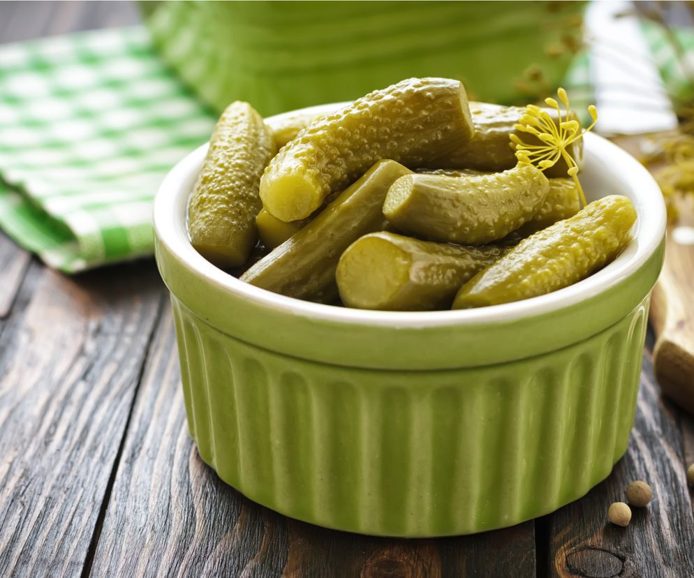 Ekspresowa surówka z kiszonych ogórków i pora