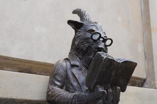 Zaczytany „Jan” oparł się kopytkiem o lubelską kamienicę! Koziołek inspirowany powieścią Bolesława Prusa pojawił się w miejskiej infrastrukturze. ZDJĘCIA