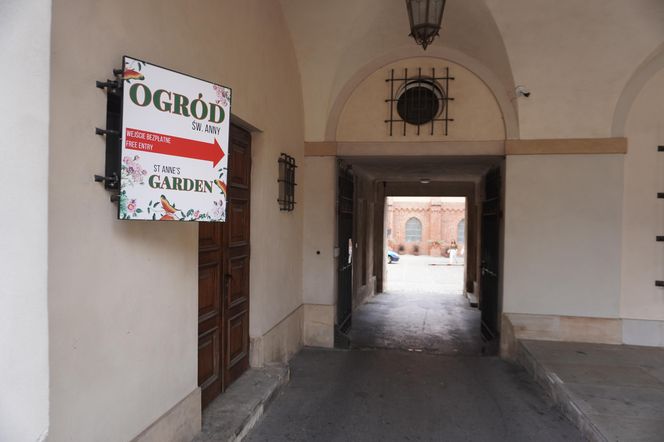 Tu znajduje się wejście do ogrodu