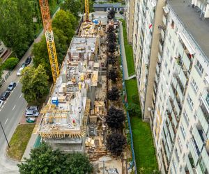 Tak się dogęszcza Warszawa. Nowy blok wyrasta tuż przy starym, okno w okno