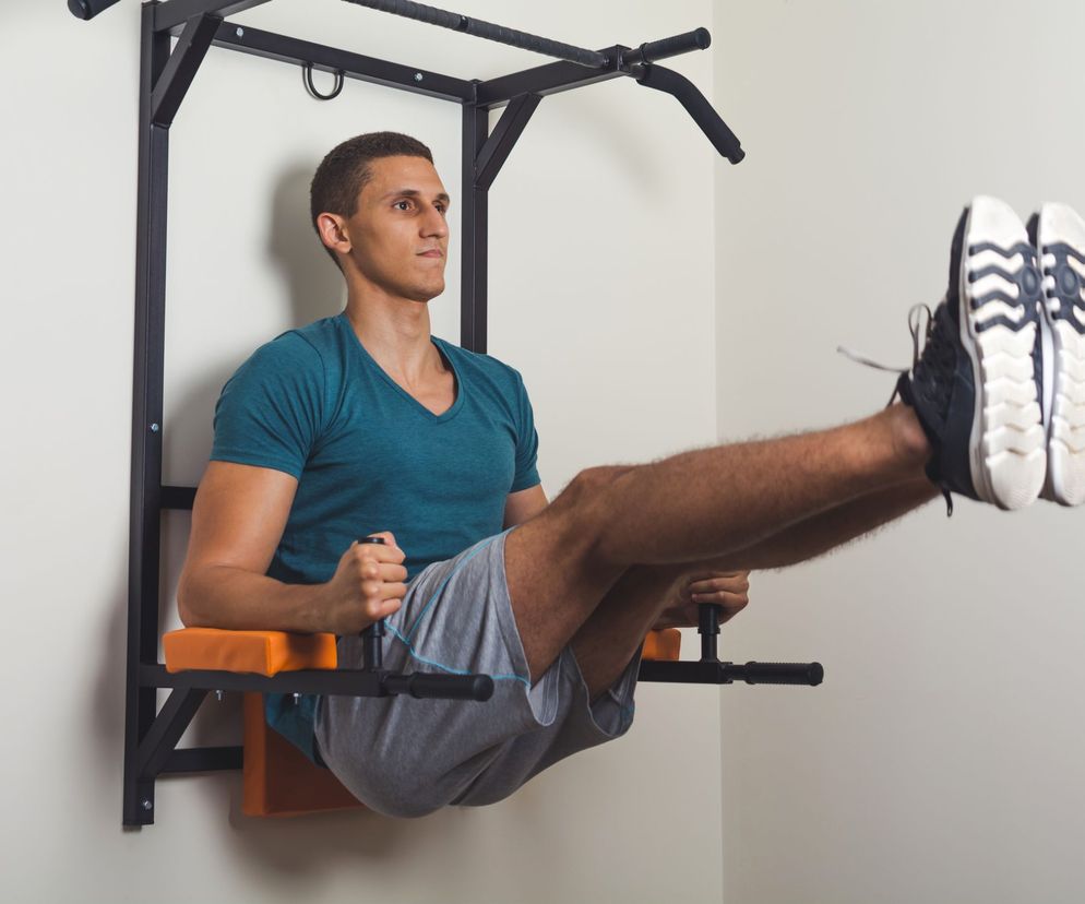 Korzyści treningu oporowego to odbudowa i rozbudowa masy mięśniowej.