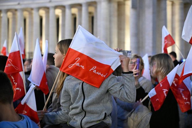 Zło dobrem zwyciężaj. Setki osób czuwały w Watykanie w rocznicę wyboru Jana Pawła II
