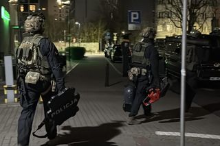 Antyterroryści na Grzybowskiej. Pilna akcja policji, jedna osoba zatrzymana