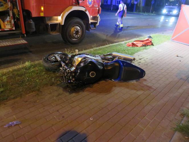 Ze wstępnych ustaleń policjantów wynika, że kierujący samochodem typu BUS nie ustąpił pierwszeństwa przejazdu kierującemu motocyklem Suzuki. Motocyklista poniósł śmieć na miejscu.