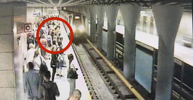 Próbował wepchnąć kobietę pod pociąg metra. Szokujące sceny w Warszawie