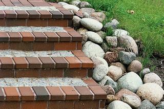 Zbuduj schody zewnętrzne o nawierzchni z cegieł klinkierowych i kostki granitowej. Instrukcja krok po kroku