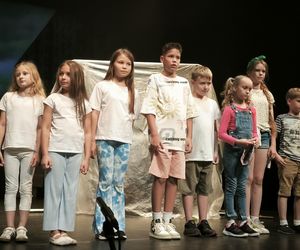 Spektakl na zakończenie warsztatów teatralnych w Teatrze Miejskim w Lesznie 