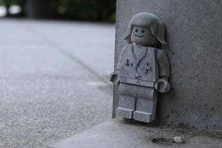 Minifigurki LEGO z betonu