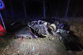 Śmiertelny wypadek pod Iławą. Alfa Romeo rozbiła się na drzewie, zginął młody kierowca