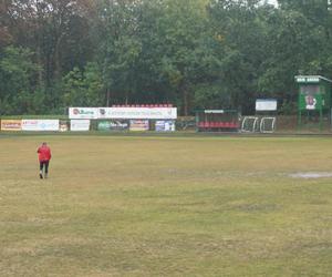 Zniszczona murawa na stadionie w Skarżysku