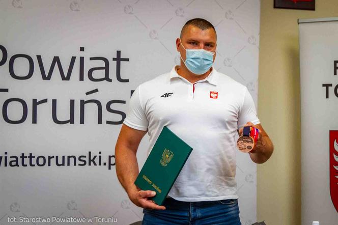 Sportowiec Piotr Kąkol z gminy Obrowo dumą regionu. Gratulacje posypały się w Starostwie Powiatowym