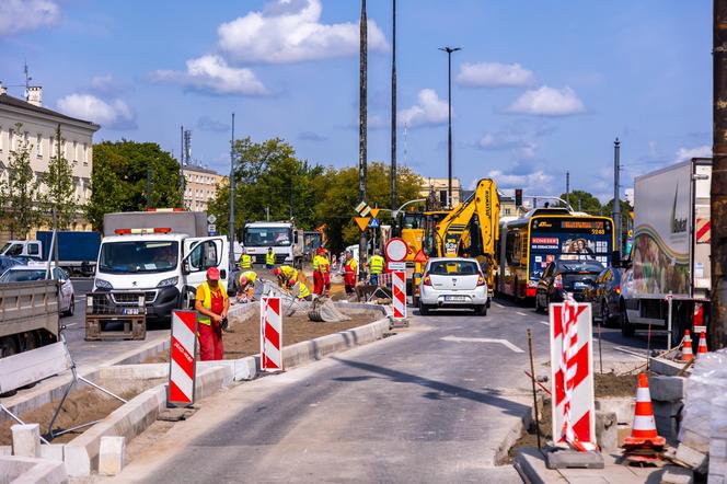 Prace przy zazielenianiu pl. Bankowego w Warszawie