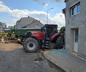 Traktor uderzył w auto i wjechał w budynki! Groźny wypadek pod Grudziądzem [ZDJĘCIA]