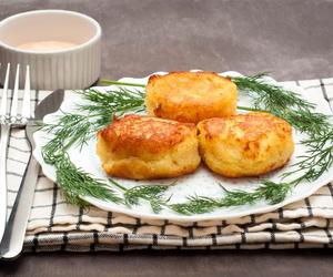 Kotlety mielone jak u mamy, z gotowanymi ziemniakami. Tradycyjny obiad, który nigdy się nie nudzi