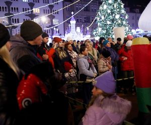 Bytomski rynek świeci się jak choinka. Gwiazda DeLoreana rozświetliła Bytomski Jarmark Świąteczny