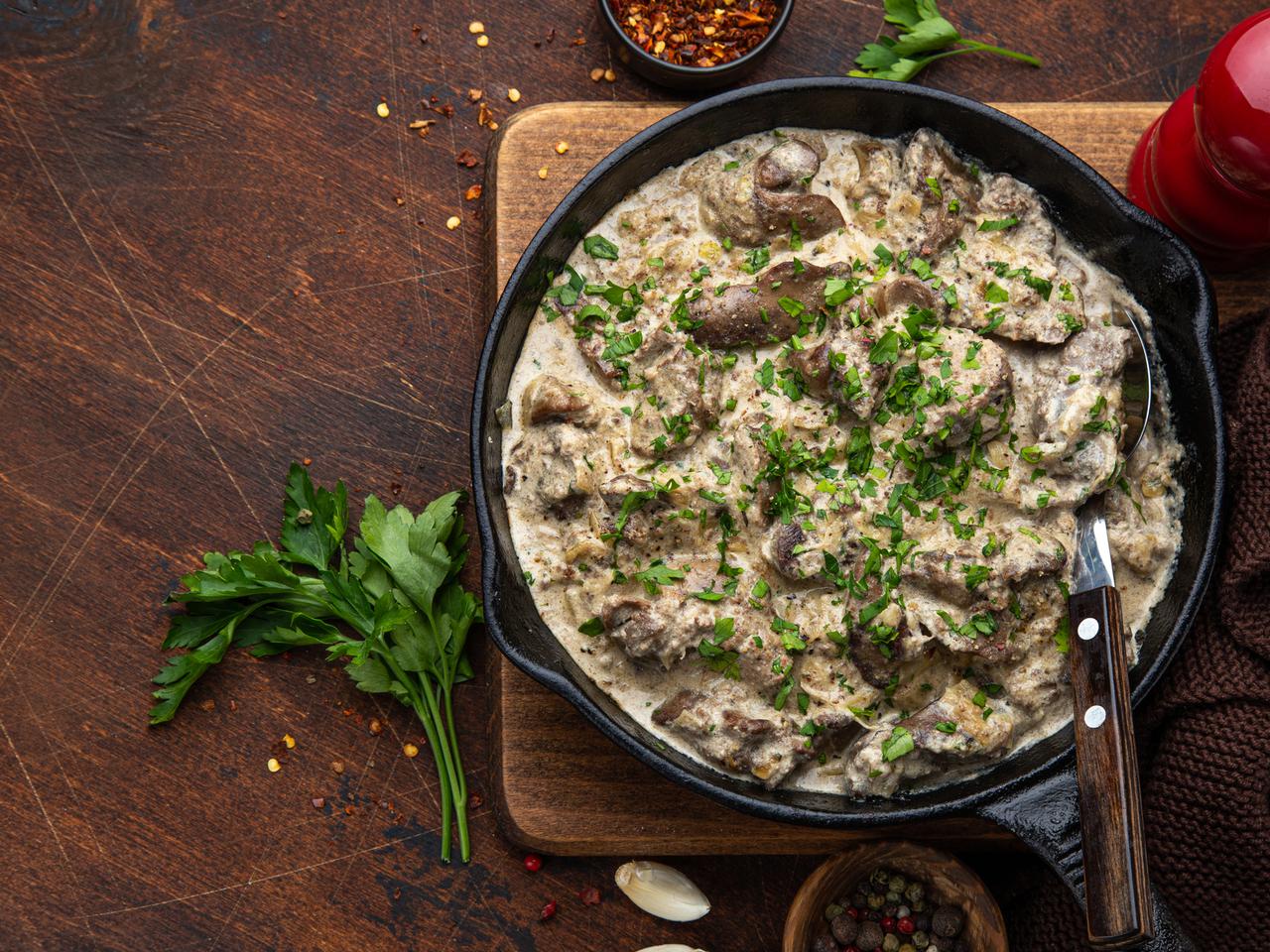 Wątróbka drobiowa w orzechowo-czosnkowym sosie