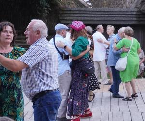 Sielanka na parkiecie w Muzeum Wsi Lubelskiej pod gołym niebem! Za nami kolejna potańcówka w rytmie miejskiego folkloru z Warszawy i Lwowa