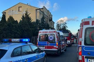 Pożar kamienicy w Grodzisku Mazowieckim. Cała rodzina odcięta na poddaszu, dramatyczna akcja ratunkowa! 