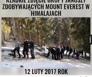 Najlepsze memy o turystach w górach. Te obrazki znane z Tatr bawią do łez 