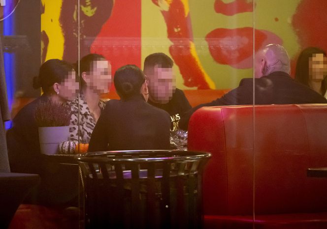 Artur Szpilka na sushi z najbliższymi po premierze filmu "Szpilka"