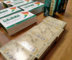 Szarlatan z Pruszkowa żerował na chorych i zdesperowanych. Leczył na wszystko, a leki robił w słoiku!