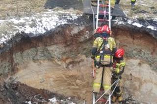 Psy ratownicze i ciężki sprzęt. Małopolscy strażacy szkolili się z działań ratowniczych podczas zapadlisk