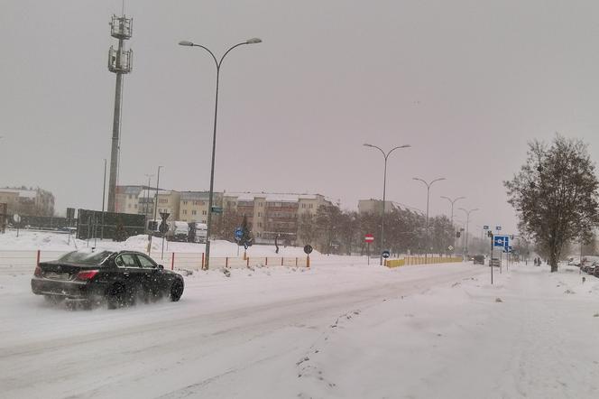 Zima wróciła do Białegostoku. Od rana pada śnieg. Miasto nie planuje wprowadzenia zakazu wjazdu ciężarówek
