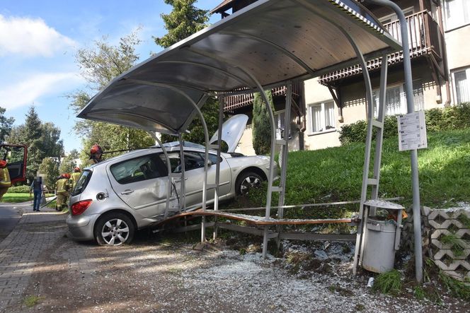 Niebezpieczne zdarzenie w Gostyniu. Samochód staranował latarnię i przystanek autobusowy