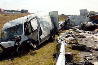 Karambol na trasie S7 pod Olsztynem - przepakowywali ładunek na pasie autostrady