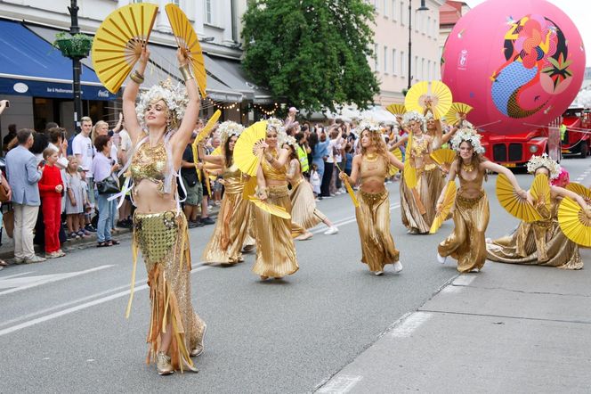 Parada Syrenki 2025 przeszła ulicami Warszawy. Na trasie 20 barwnych platform
