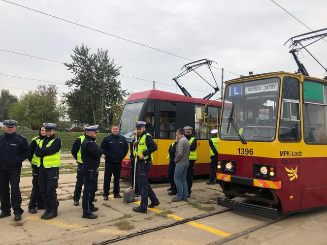Podnoszenie wagonu tramwaju MPK. Służby ratują ludzkie życie