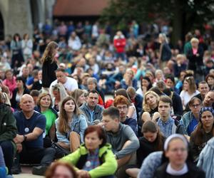 Pielgrzyma na Jasną Górę ruszyła z Krakowa. Tłumy uczestników zmierzają do Częstochowy