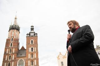 Kraków: Kilkaset osób na Rynku BEZ MASECZEK. Protestowali przeciw „plandemii” [ZDJĘCIA]