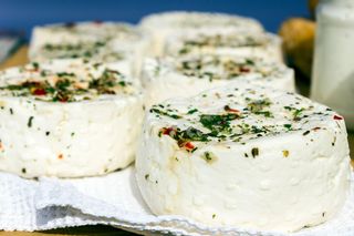 Labneh – kremowy serek z jogurtu greckiego. Prosty przepis na obłędny smak