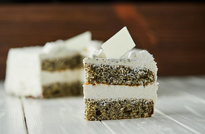 Biszkopt makowy: łatwy przepis na białkowe ciasto z makiem