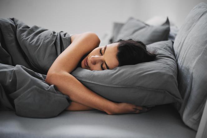 Cierpisz na refluks i zgagę? Spanie w tej pozycji może zmniejszyć uciążliwe objawy 