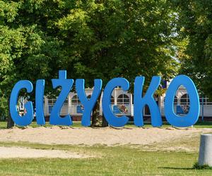 Darmowe leżaki i hamaki na plaży miejskiej w Giżycku. Zobacz zdjęcia