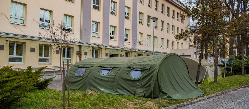 Wojskowe namioty pod mobilną izbę przyjęć przed szpitalem im. Jonschera w Łodzi