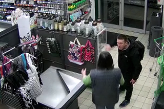 Ten mężczyzna uderzył kobietę, szuka go policja