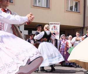 Wielobarwny korowód przemaszerował przez centrum Wisły. Trwa 61. Tydzień Kultury Beskidzkiej 