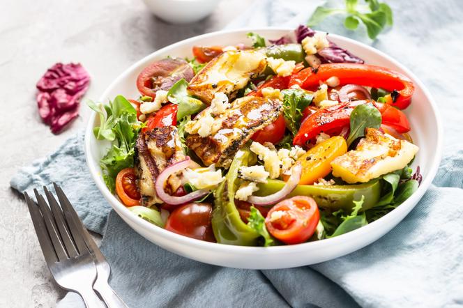 Sałatka z serem halloumi i czerwoną cebulą – pomysł na aromatyczną i pyszną potrawę na ciepło