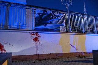 Oblali ogrodzenie budynku ambasady Izraela w Warszawie. „Nie ma zgody na łamanie przepisów”
