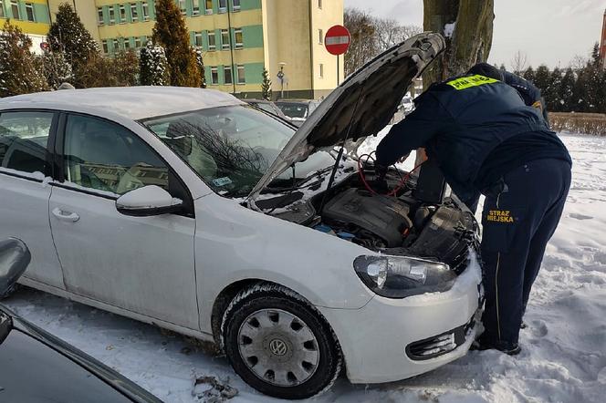 Straż Miejska w Kraśniku pomaga w uruchomieniu pojazdu