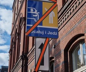 ​„Pocałuj i jedź”. Przy szkołach w Lesznie powstają specjalne strefy dla kierowców