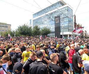 Protest przeciwko imigrantom.Tysiące kibiciów na ulicach Katowic