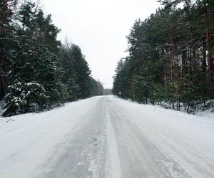 Trudne warunki pogodowe na drogach województwa warmińsko-mazurskiego. Będzie ślisko!